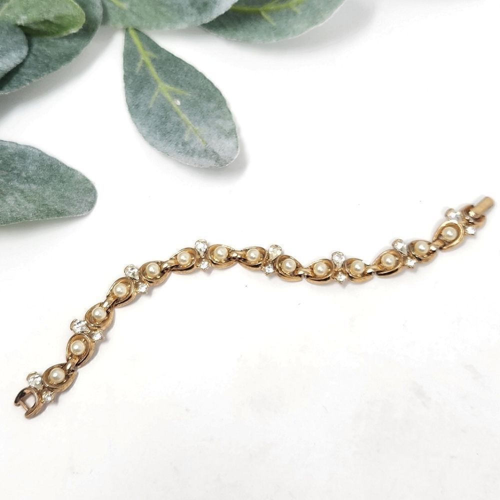 CROWN TRIFARI Vintage Pearl Rhinestone Gold Tone Bracelet